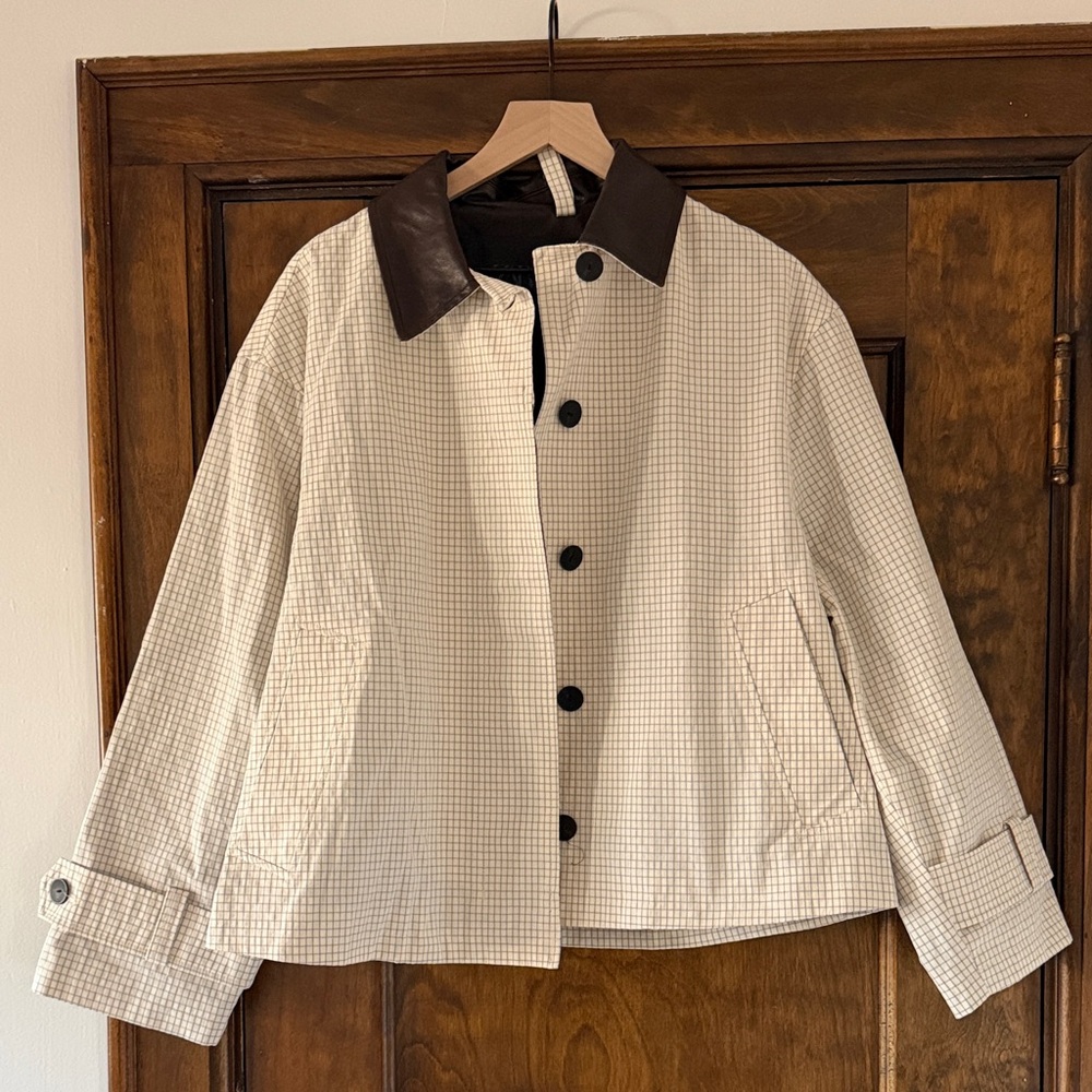 Zara Black and White short trench coat in Size Medium